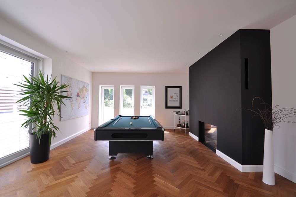 Ein Billardtisch steht mitten im Wohnzimmer