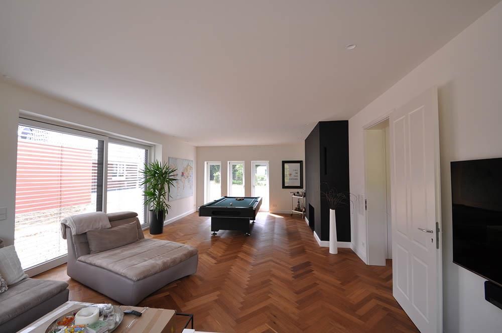 Ein Wohnzimmer mit Billardtisch und Couch