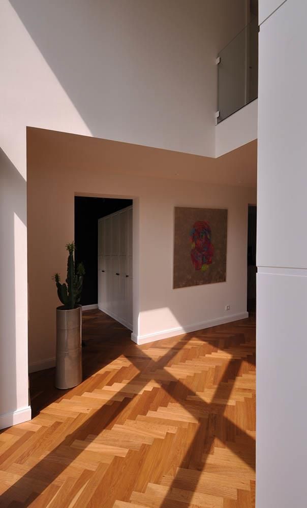 Ein Raum mit Holzboden und einem Gemälde an der Wand