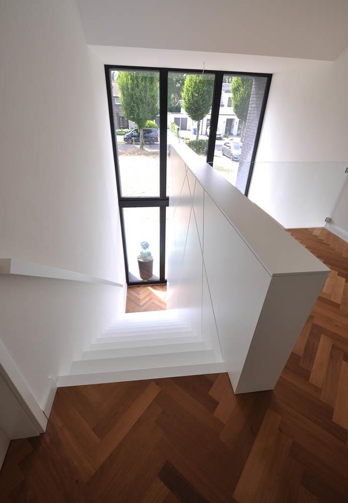 Blick auf eine Treppe mit einem großen Fenster