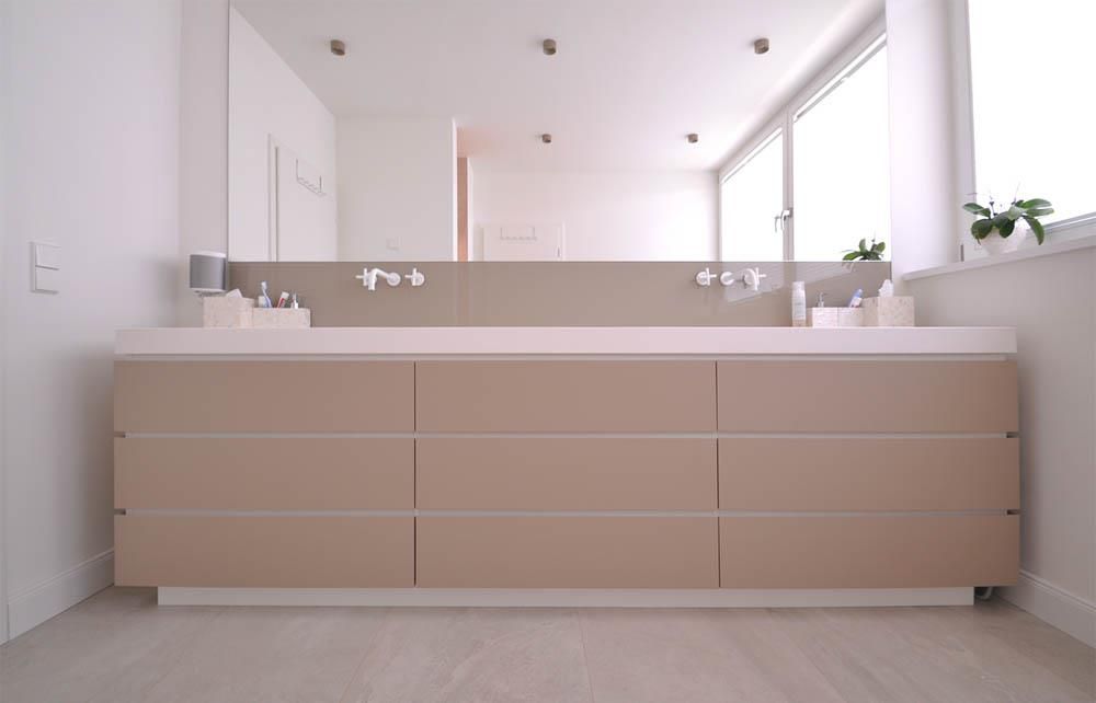 Ein Badezimmer mit zwei Waschbecken und einem großen Spiegel