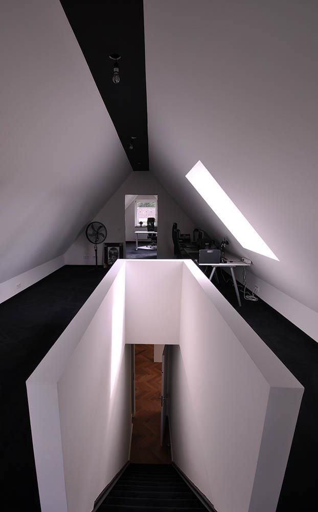 Ein Dachboden mit einer Treppe, die in den zweiten Stock führt