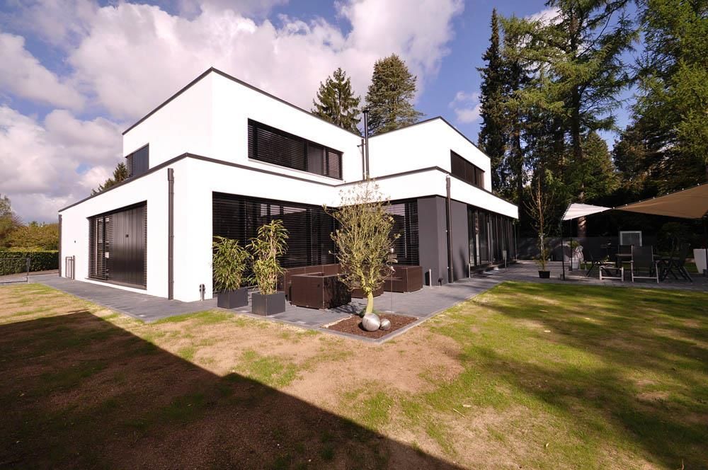 Ein großes weißes Haus mit einem großen Rasen davor