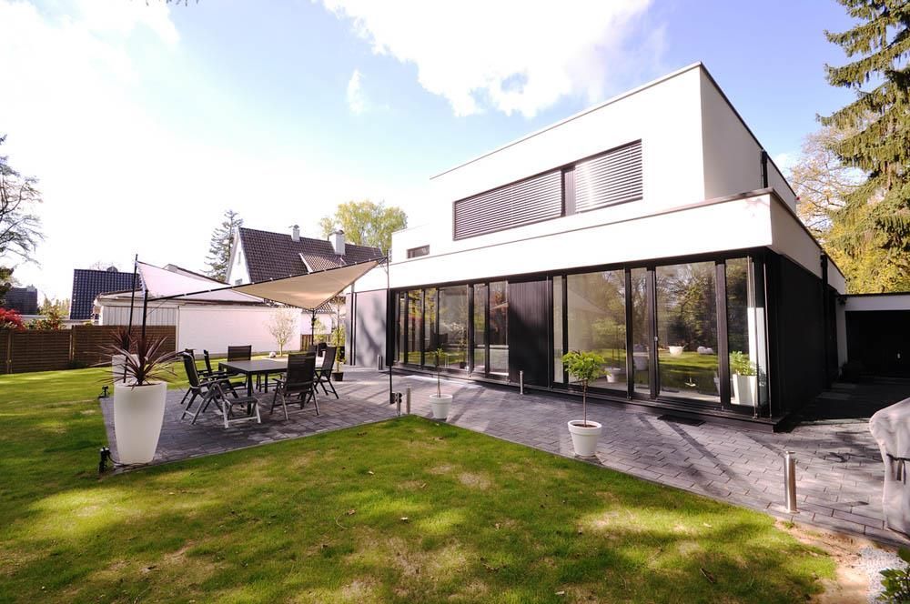 Ein großes weißes Haus mit vielen Fenstern