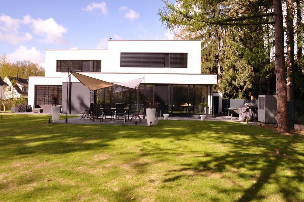 Ein großes weißes Haus mit einem großen Rasen davor