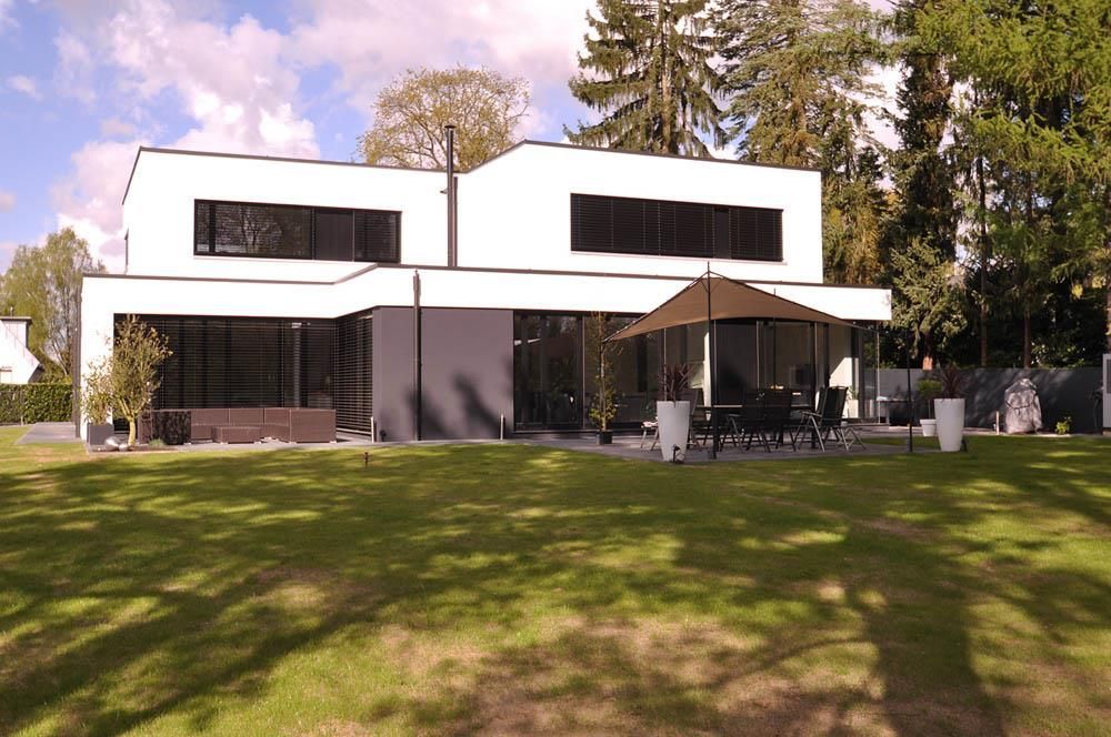 Ein modernes Haus mit einer großen Wiese davor