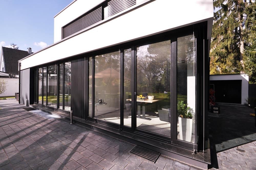 Ein großes weißes Gebäude mit vielen Fenstern