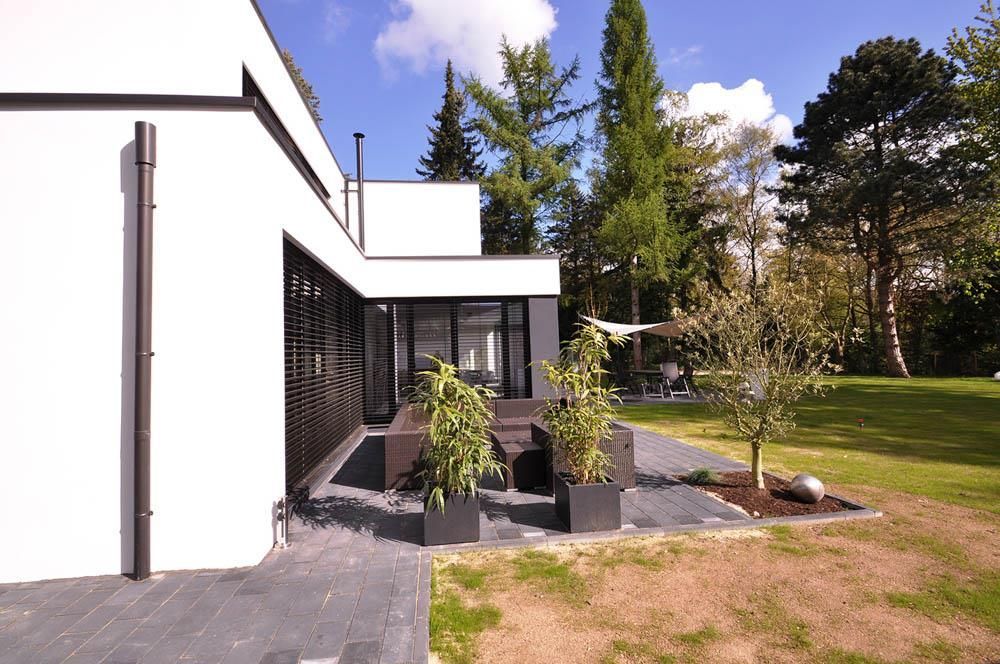 Ein weißes Haus mit einer Terrasse davor