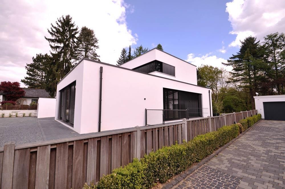 Ein weißes Haus mit einem Holzzaun darum