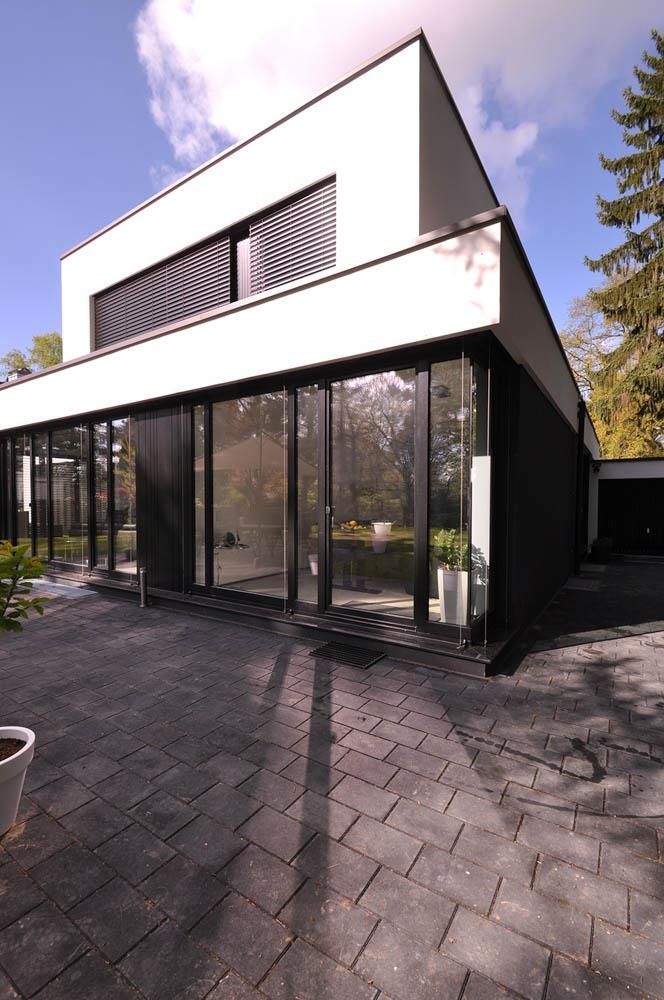 Ein großes weißes Haus mit vielen Fenstern