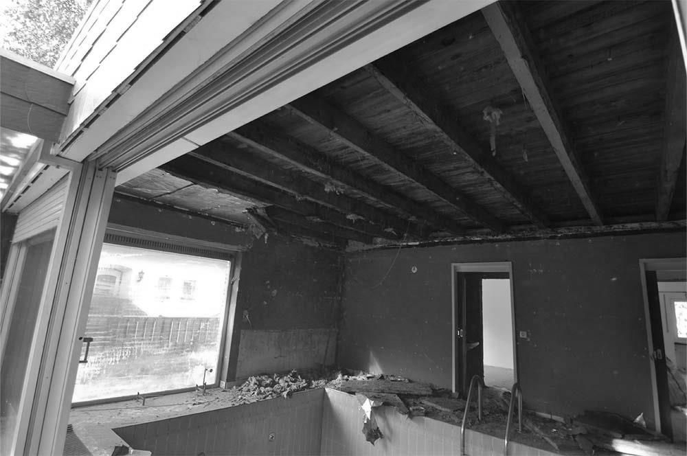 Das Innere eines Gebäudes mit einem Swimmingpool in der Mitte