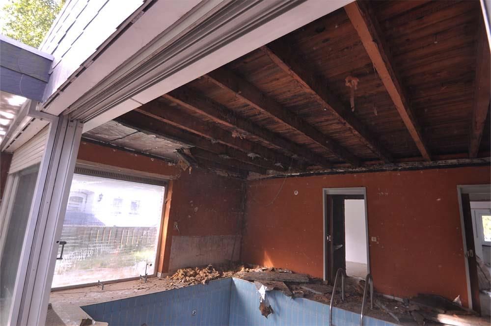 Das Innere eines Gebäudes mit einem Swimmingpool in der Mitte