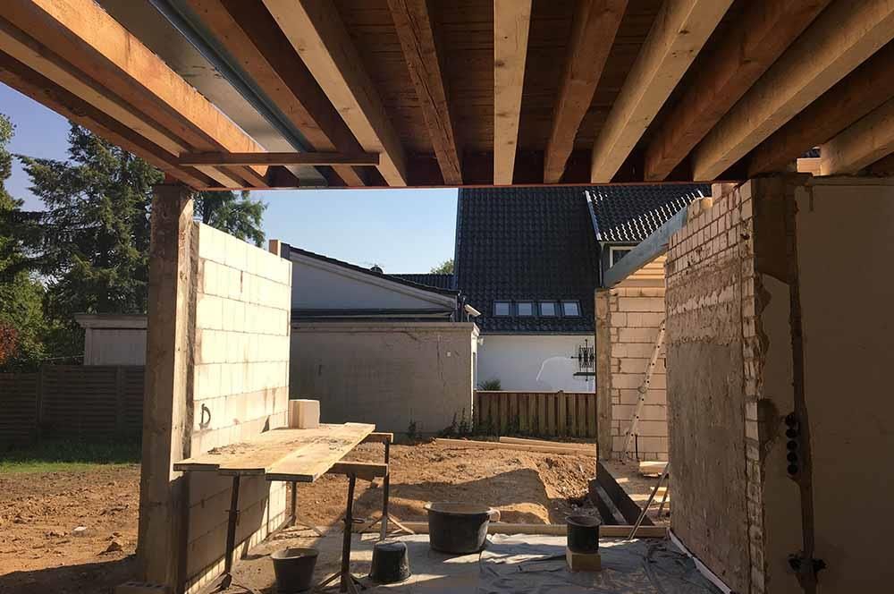 Ein im Bau befindliches Gebäude mit vielen Holzbalken