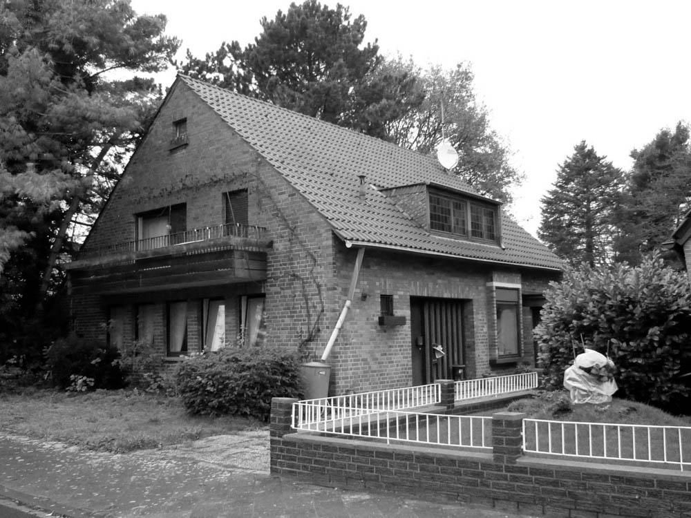 Ein Schwarzweißfoto eines Backsteinhauses