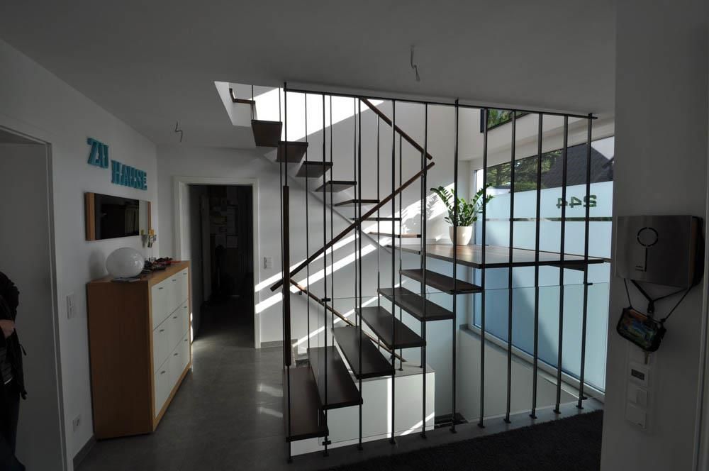 Ein Flur mit einer Treppe, die in den zweiten Stock führt