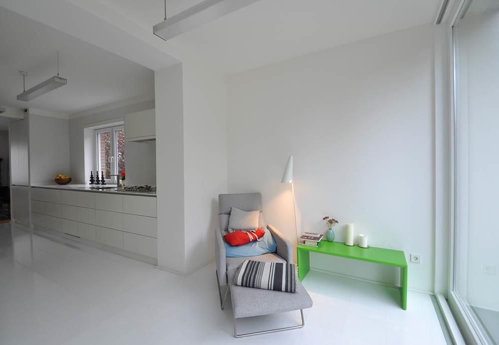 Ein Wohnzimmer mit einem Stuhl und einem grünen Tisch