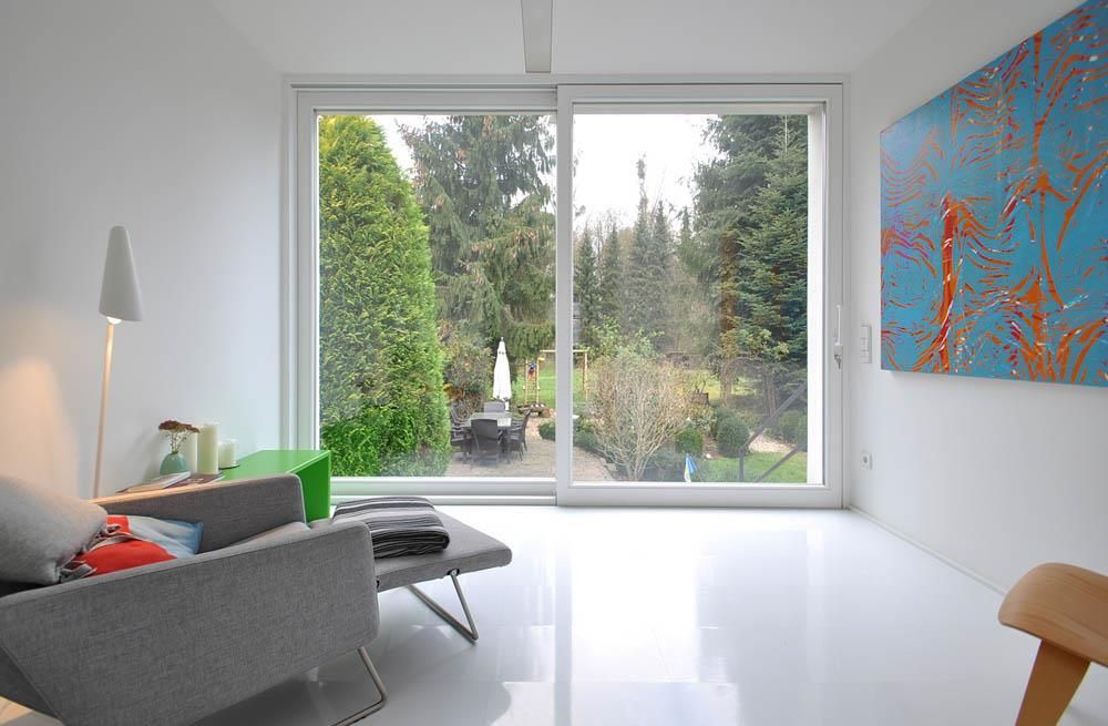 Ein Wohnzimmer mit einer großen Glasschiebetür