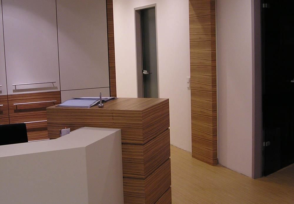 Ein Raum mit einer Holztheke und einer Tür