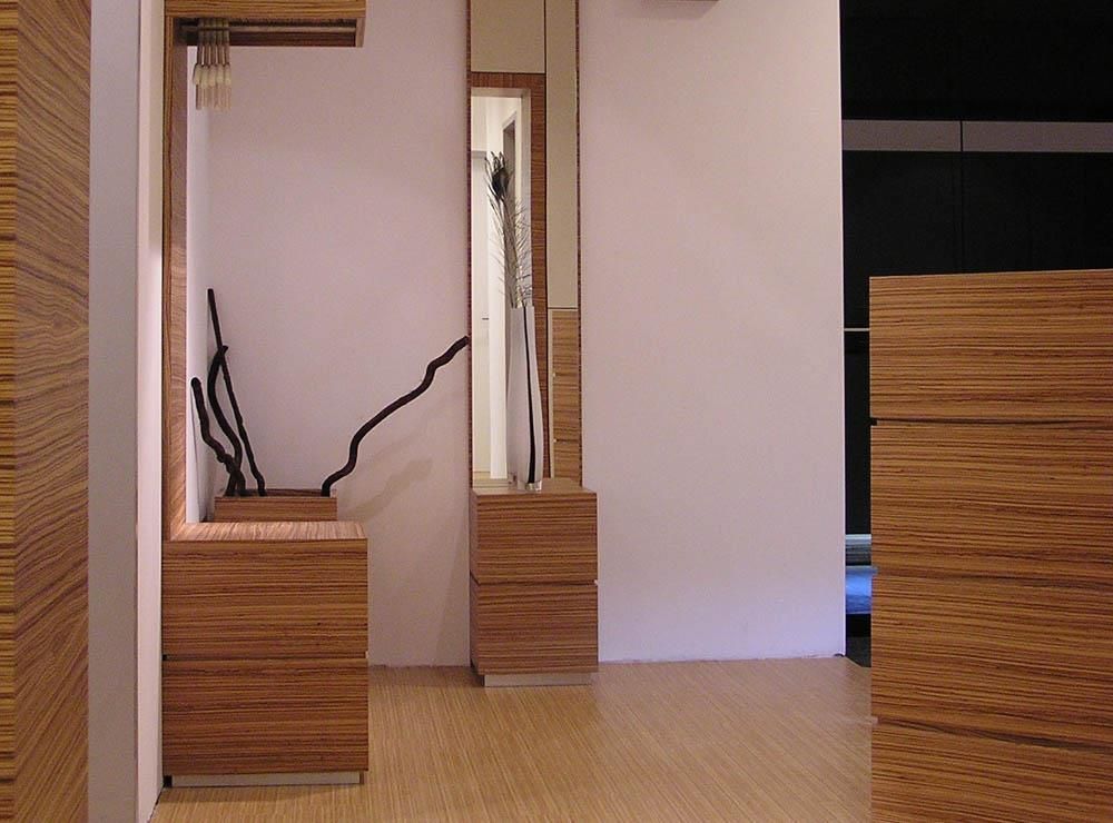 Ein Flur mit einer Holzkommode und einem Spiegel