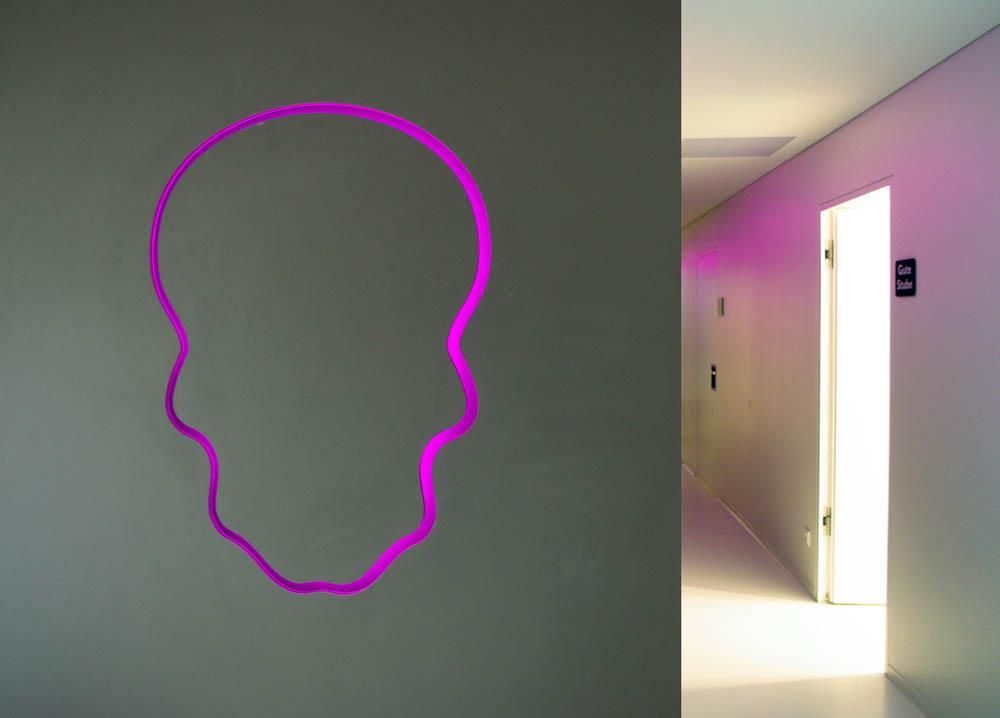 Eine Zeichnung eines Totenkopfes an einer Wand neben einer Tür