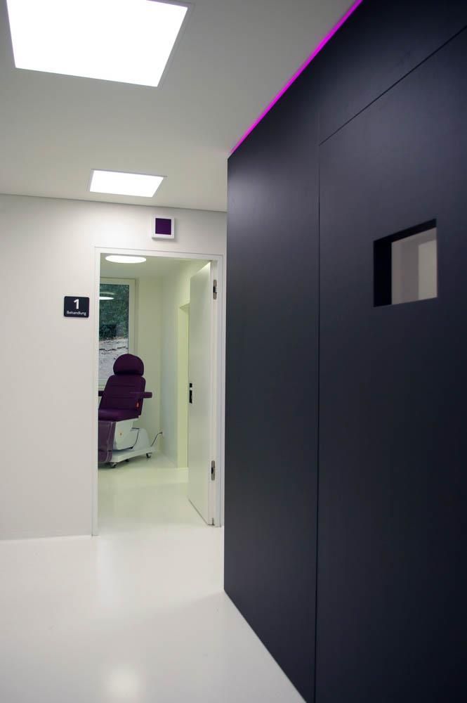 Ein Flur mit einem lila Stuhl in der Ecke