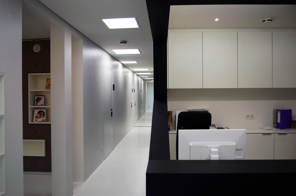 Ein Computermonitor steht in einer Kabine in einem Flur