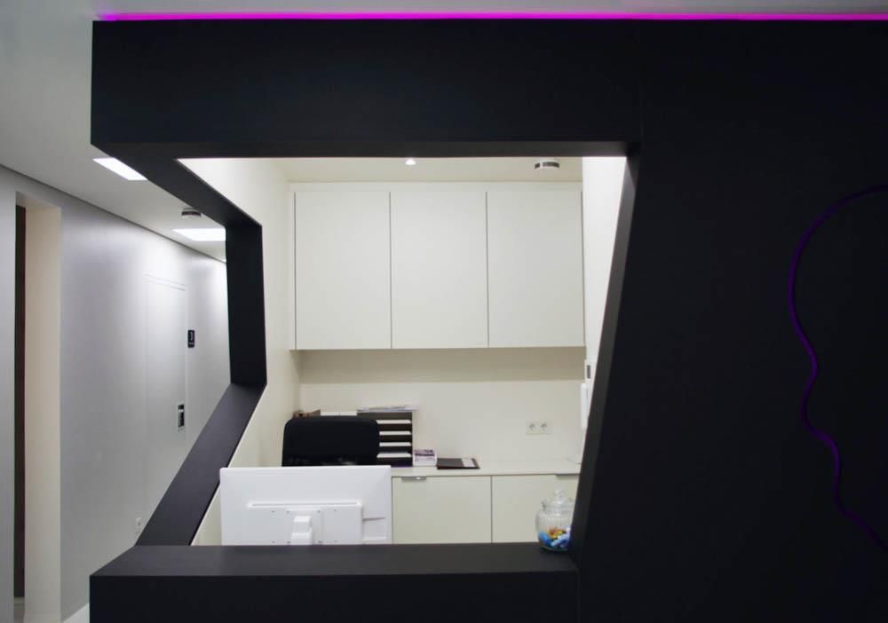 Ein schwarz-weißer Raum mit einem Computer auf dem Schreibtisch