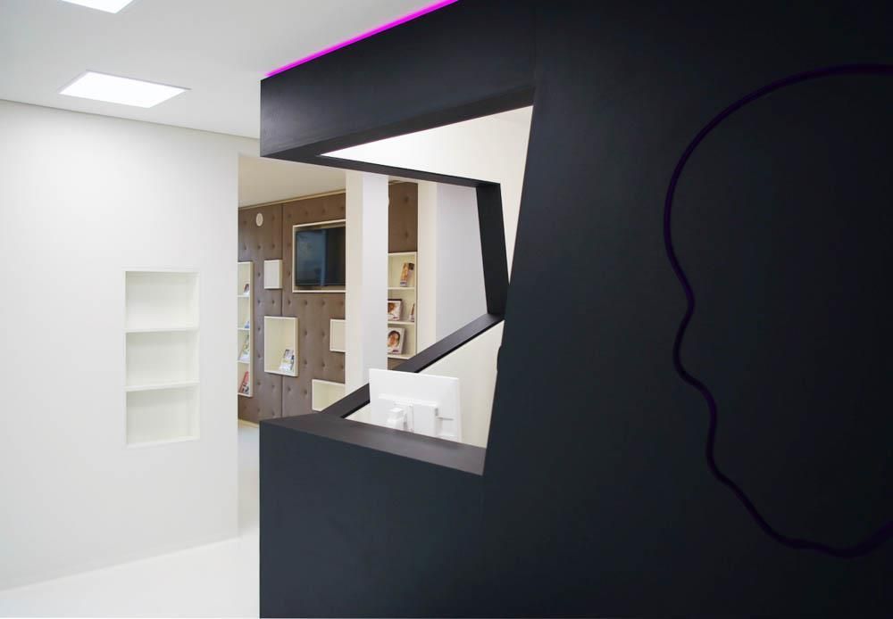 Ein Raum mit einer schwarzen Wand und einem Fenster