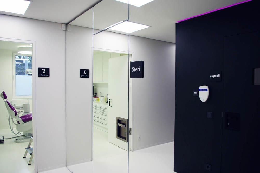 Eine Zahnarztpraxis mit einem Schild mit der Aufschrift „steril“