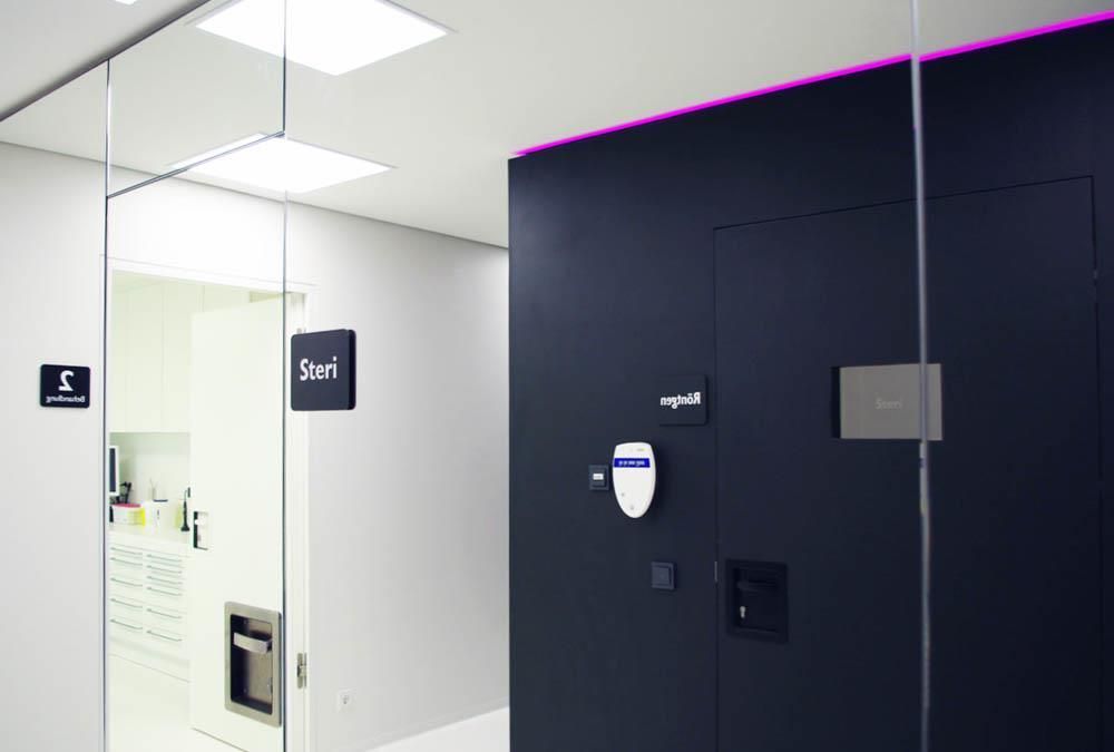 Ein Flur mit einer Glastür und einem Schild mit der Aufschrift „scc“ darauf