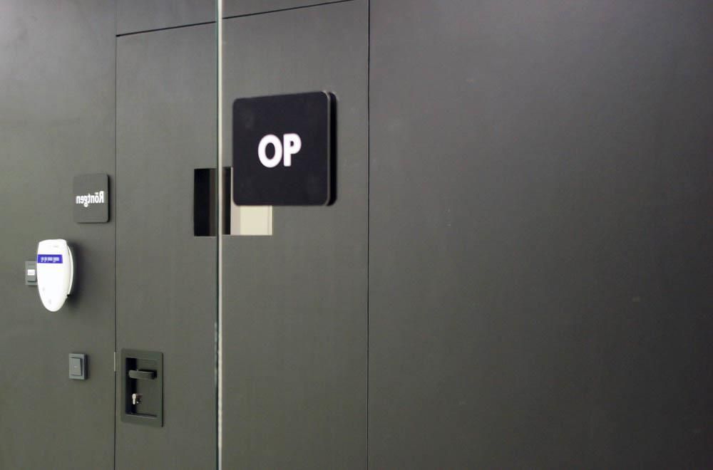 Eine Tür mit einem Schild mit der Aufschrift „OP“ darauf