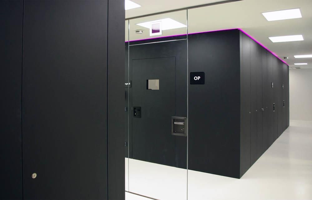 Ein Raum mit schwarzen Wänden und einer Glastür