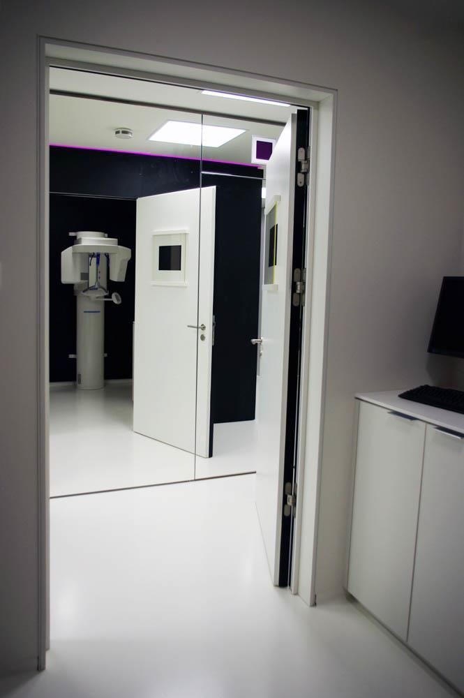 Eine offene Tür zu einem Raum mit einem Röntgengerät
