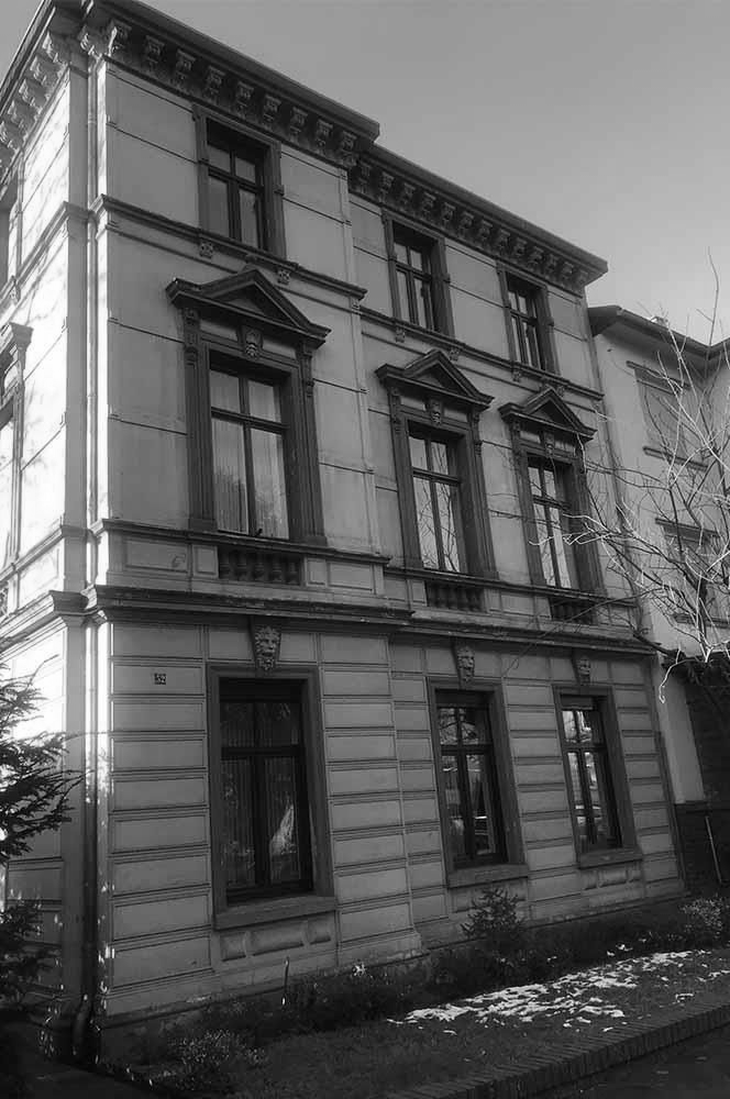 Ein großes Gebäude mit vielen Fenstern und einem blauen Himmel im Hintergrund