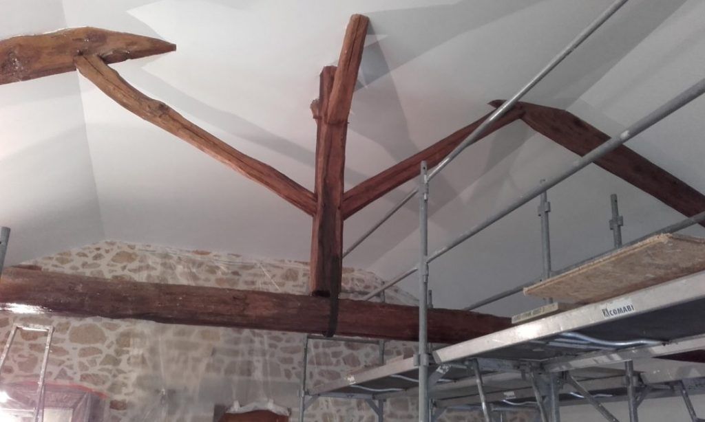 MT Peintures : charpente en cours de travaux