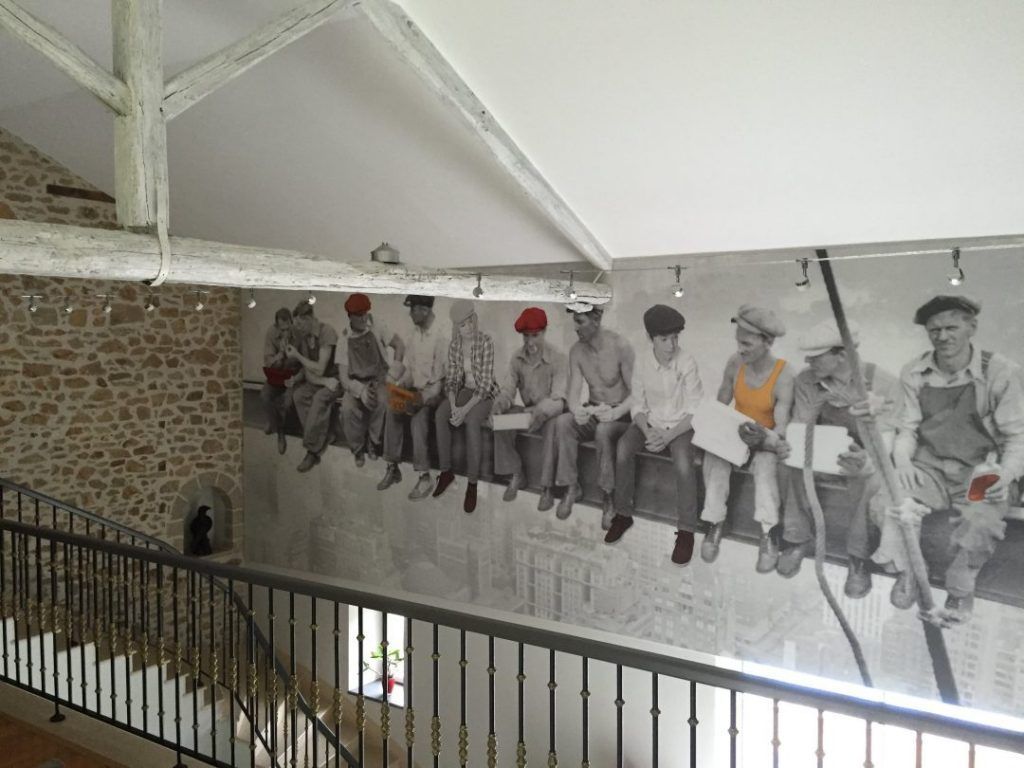 MT Peintures :  mur tendu avec un trompe l'œil et charpente blanchie