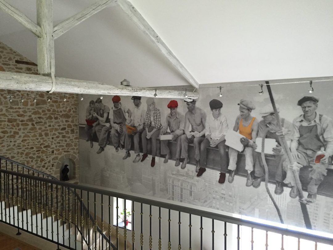 Une peinture d'une image sur un mur