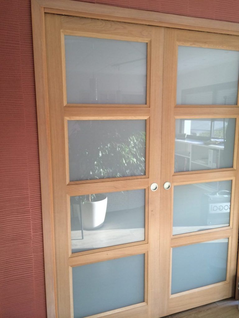 MT Peintures : double porte coulissante en chêne blanchi sur un chassis éclisse