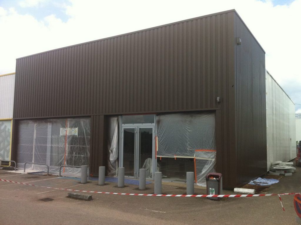 MT Peintures : façade et bardage SOCOOC pendant les travaux à Boisseuil