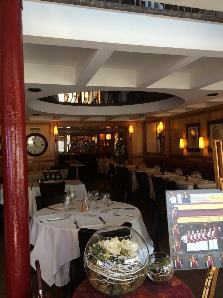 MT Peintures :  salle du restaurant Le Versaille après travaux