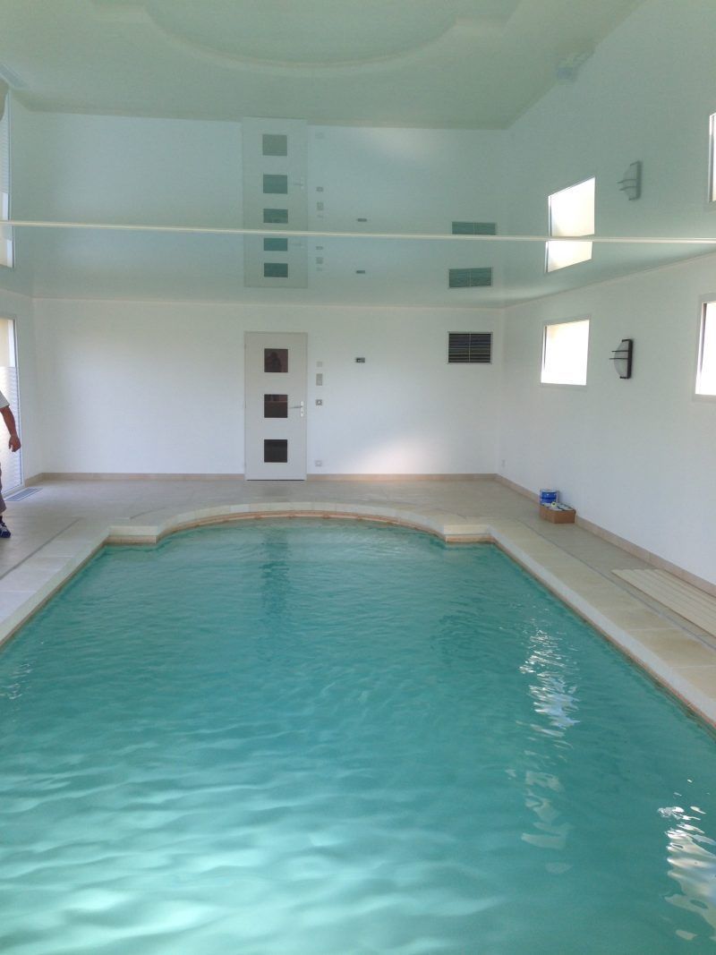 MT Peintures : plafond tendu d'une pièce avec piscine