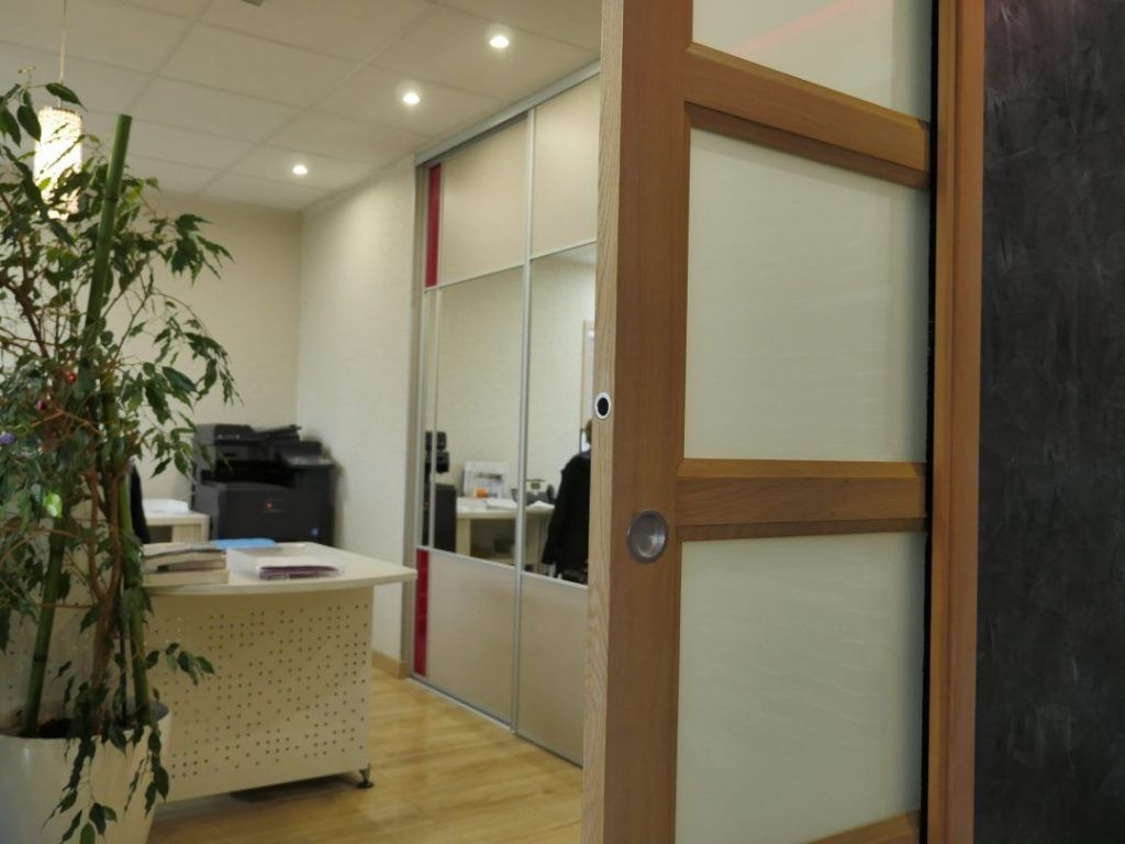 MT Peintures : porte coulissante en chêne avec vitrage opal sur chassis éclisse