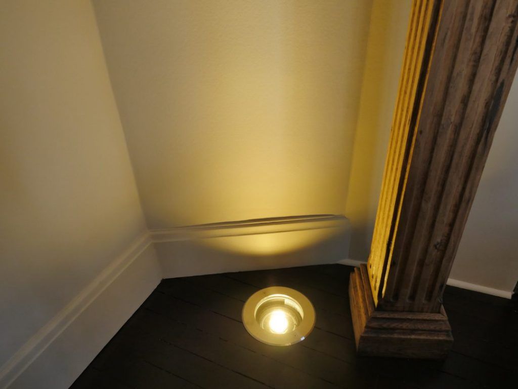 MT Peintures : détail de pièce de vie avec un angle après travaux