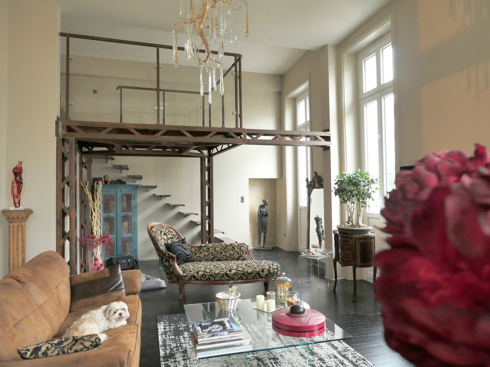 Mezzanine en bois et mobilier de salon