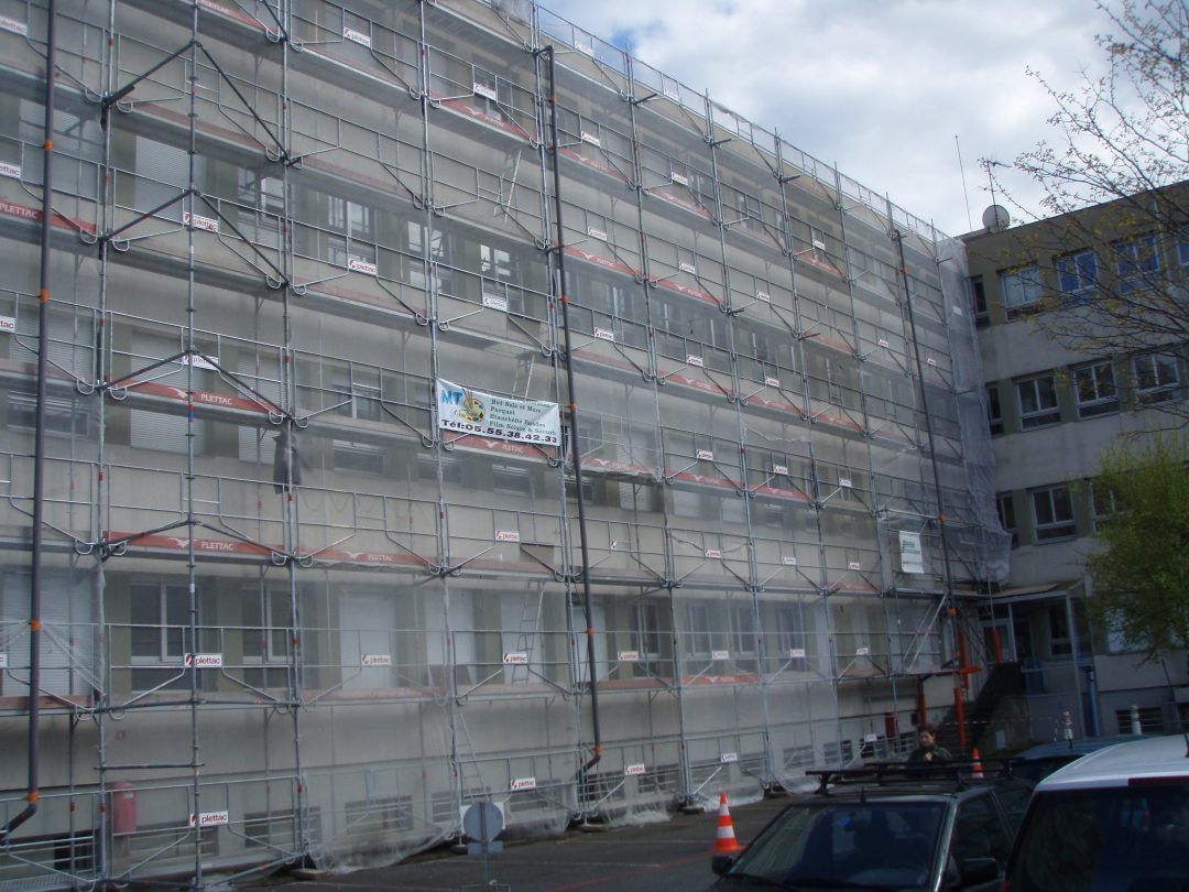 Façade en rénovation et camion de l'entreprise MT Peintures