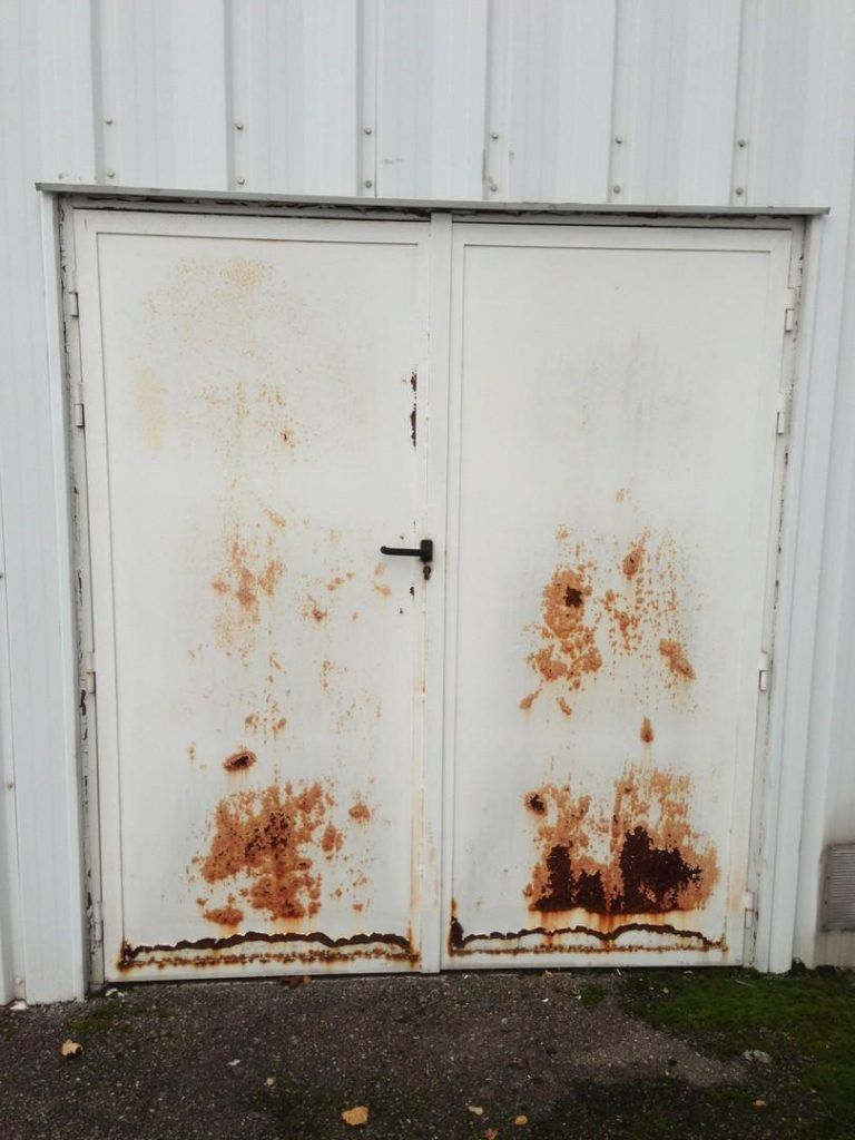 MT Peintures : porte métallique avant travaux
