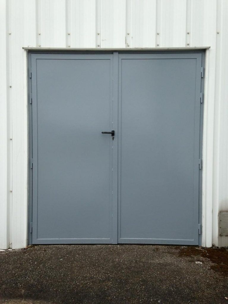 MT Peintures : porte métallique après travaux