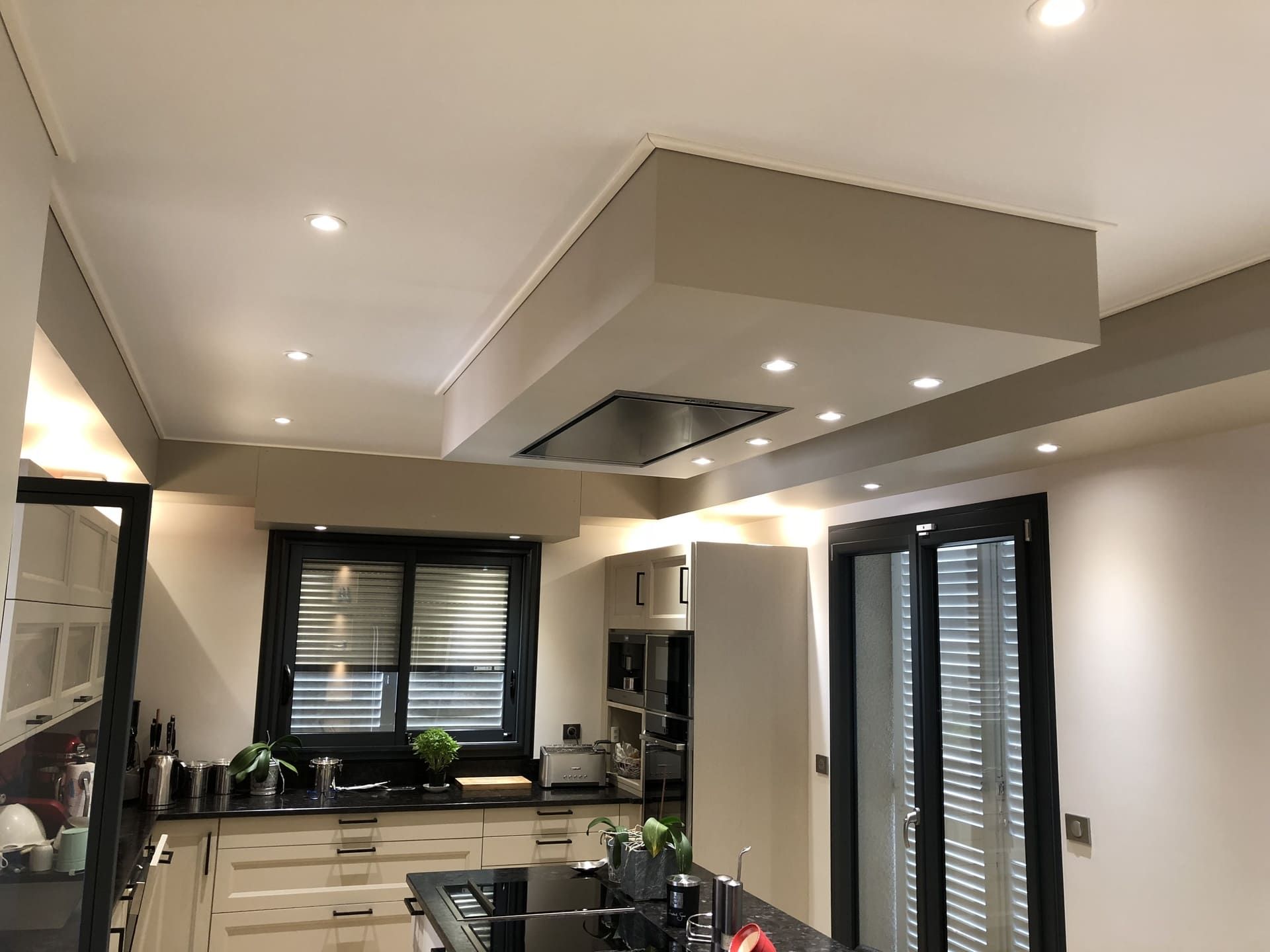 Plafond avec spots et cuisine