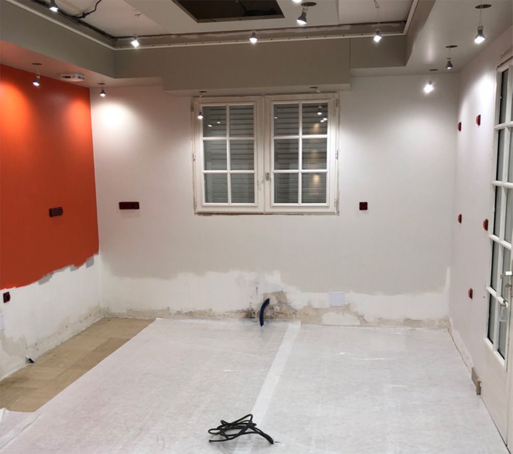 Une pièce vide en cours de travaux de plâtrerie