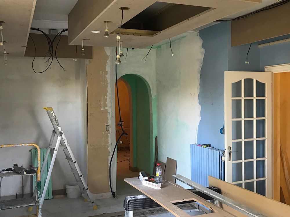 Une pièce vide et une échelle